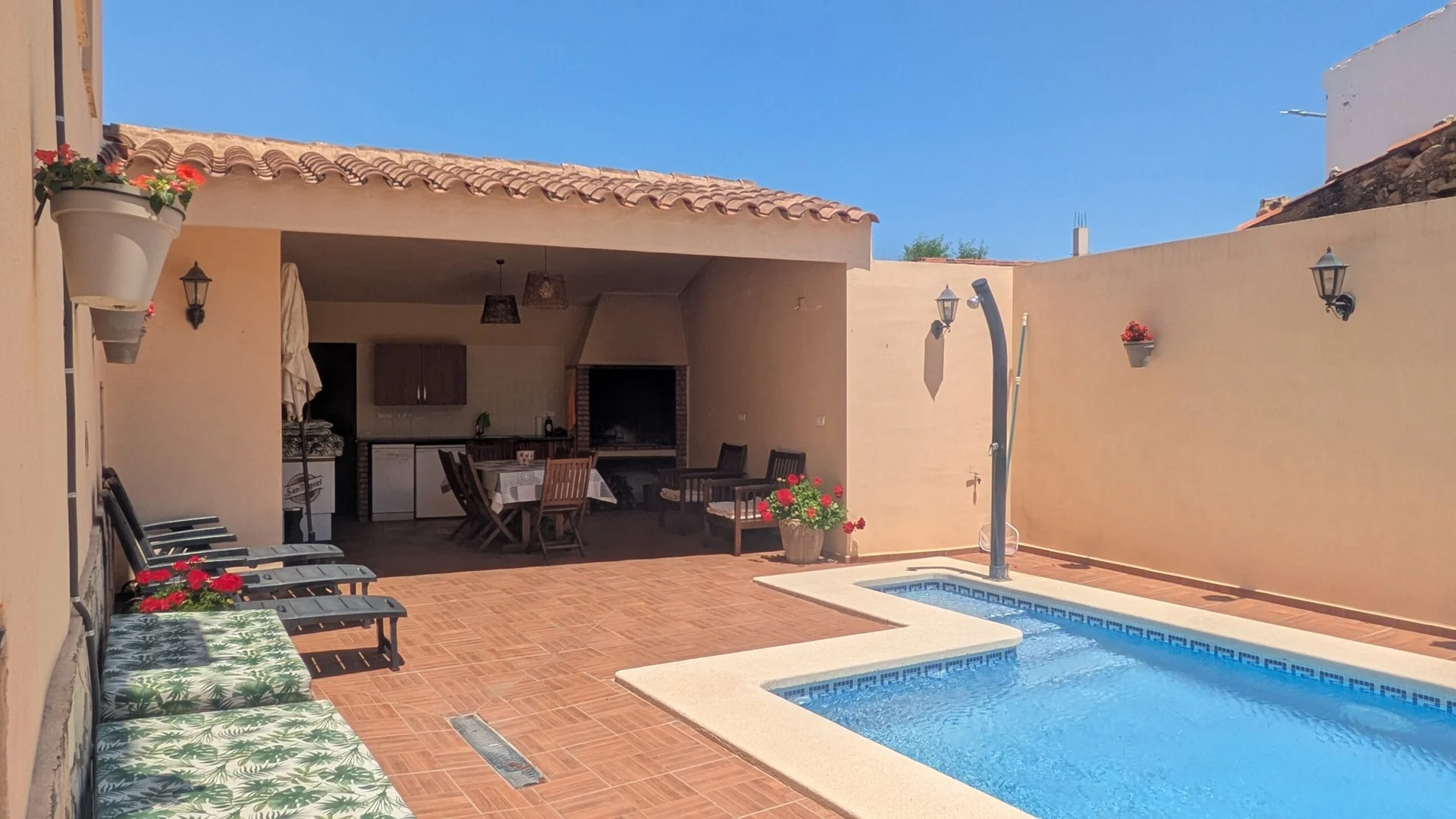 Patio de Mas de Cervera con piscina privada, tumbonas y porche para compartir comidas